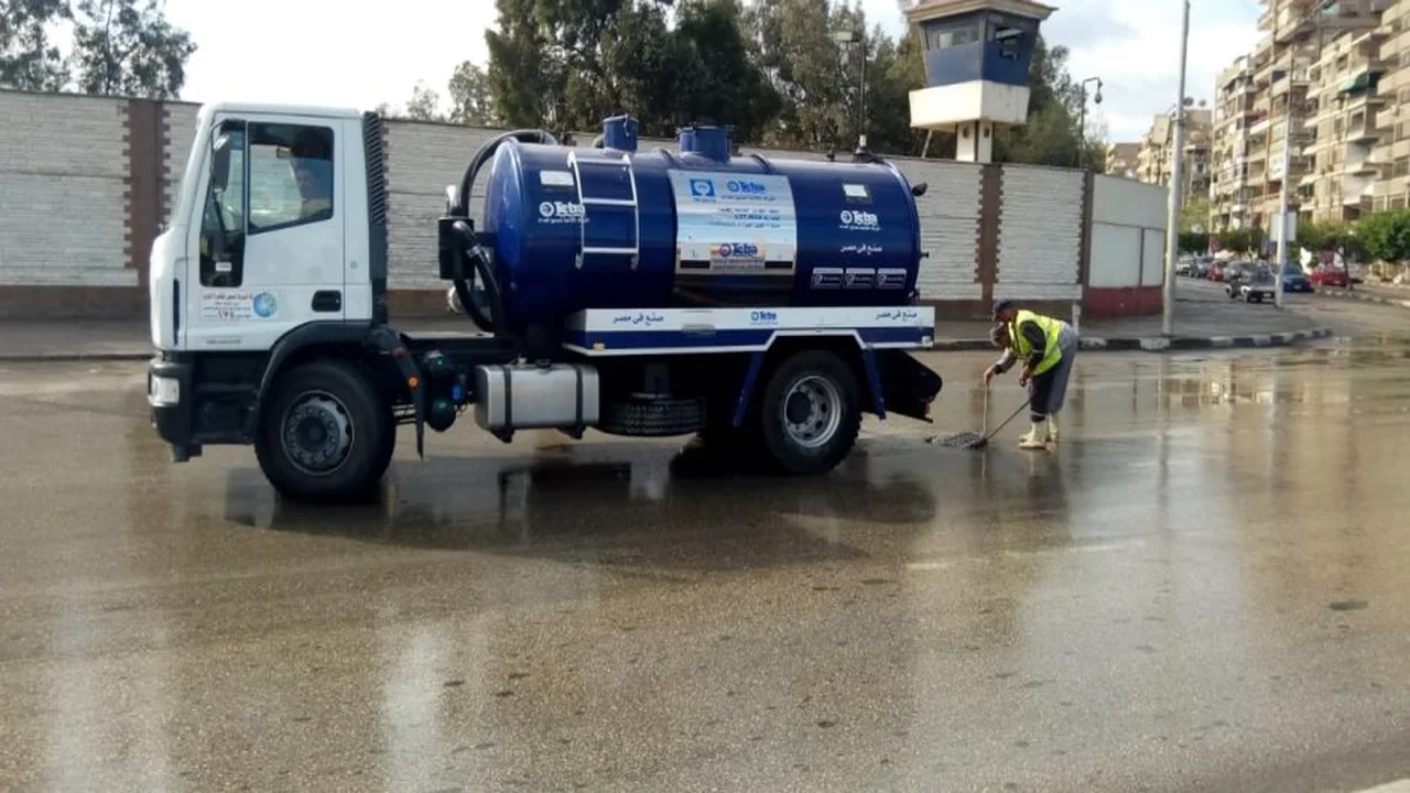 انتشار مكثف لمعدات شفط الأمطار وسط موجة الطقس السيئ في شوارع القاهرة